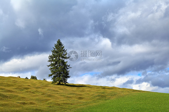 孤单地在天空的绿山上图片