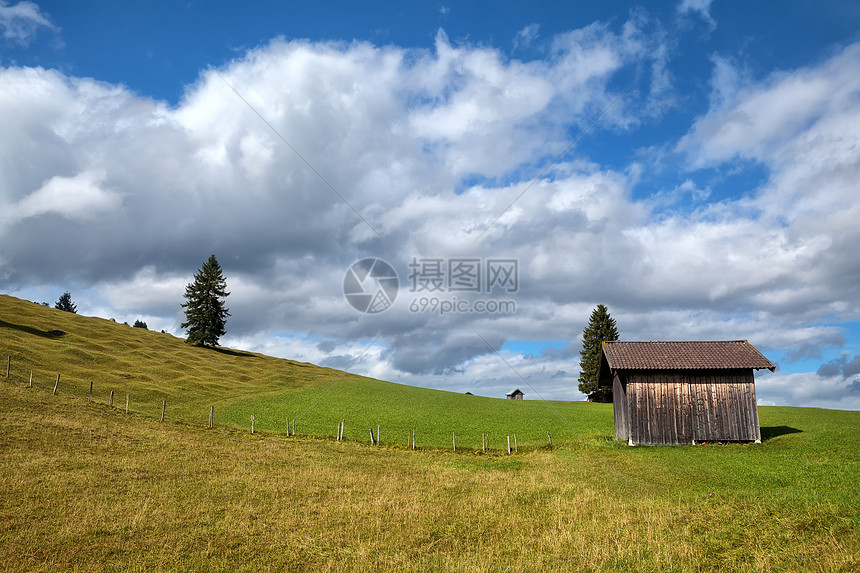 高山草原上的木屋栅栏村庄蓝色文化高山晴天房子草地农田云杉图片