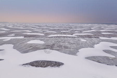 冰冻的Ijsselmeer湖上的雪和风纹图片