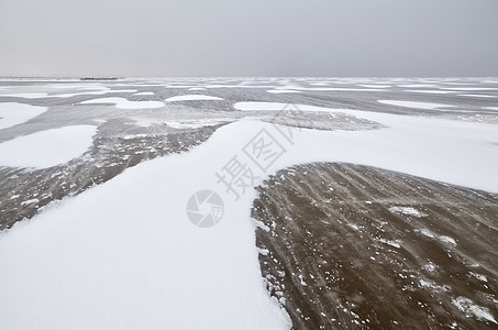 风在冰冻湖上造雪纹理图片