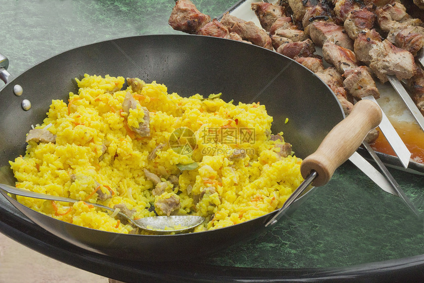 用大煎锅和烤烤烤肉串做馅饼图片