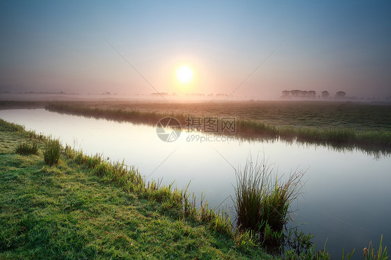 荷兰农田的河上日出图片