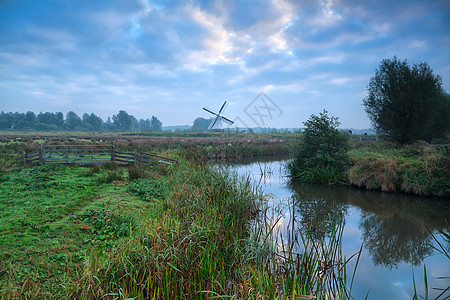 荷兰风车和蓝晨空天空运河牧场草地文化衬套风景农田反射蓝色图片