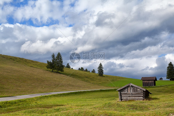 高山草原上的木屋牧场农村风景高山阳光晴天建筑农田场地草地图片