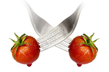 樱桃西红柿被叉子刺破 反射 孤立在Whit上图片