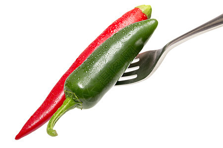 白纸上隔离的叉口上的绿色和红色热辣辣辣椒图片