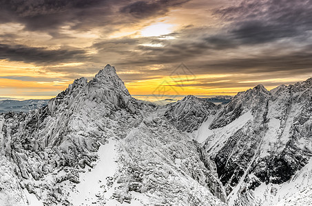 冬山和多彩日落的景象图片