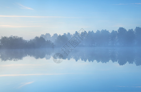 湖边清晨宁静的薄雾图片