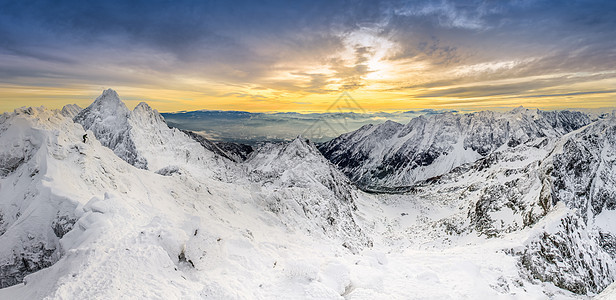 日落时冬山的全景图片