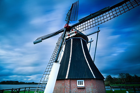 荷兰风车在模糊的天空之上图片