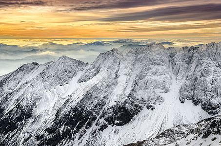 冬季雪山的景色和多彩的日落图片
