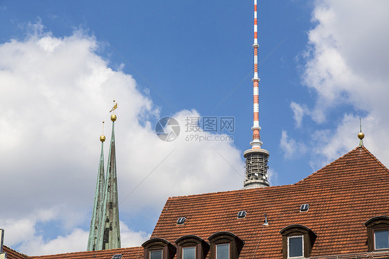 红屋顶后面的柏林电视塔顶顶尖技术红色教会蓝色天空旅行尖顶图片