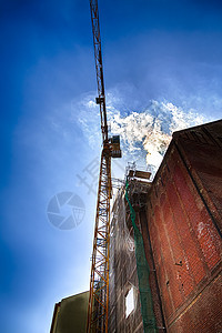 极端角度的建筑起重机工业建造工地天空住房工程城市公司工作蓝色图片