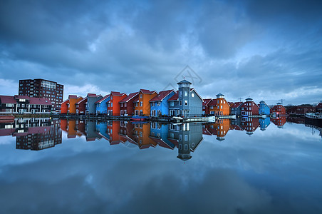 格罗宁根水上多彩的建筑物图片