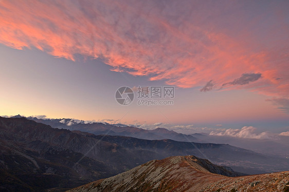 阿尔卑斯山日落环境寂寞生态旅游岩石山峰摄影天空风景鸟瞰图草地图片