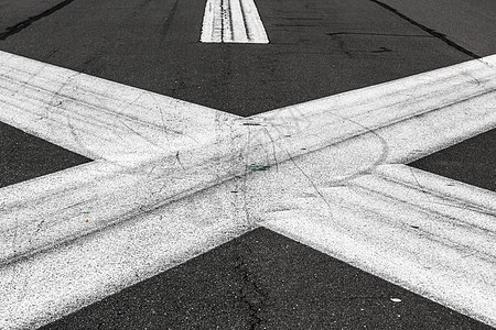 简易机场道路标识跑道灰色三角形运动假期白色旅行信号旅游运输图片