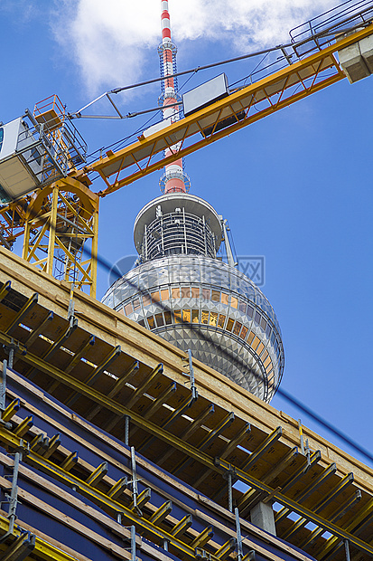 通过建筑工地看到Berlin 电视塔顶部起重机工程高楼景观投资机械工作建筑业经济城市图片