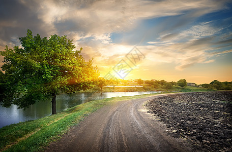 乡村公路和河流季节日出池塘土地生长场地天空草地色彩反射图片