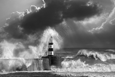 海滨灯塔上坠落的波浪天空地平线洪水海浪风暴海景潮汐海水地标码头图片