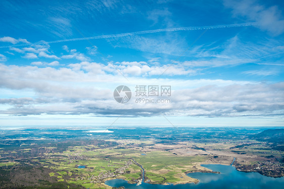 从Herzogstand到慕尼黑环境森林天空太阳旅行航班日出顶峰晴天反射图片