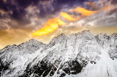 冬季山峰 日落时天空多彩图片