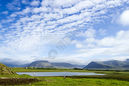 美丽的湖在山地背景之下 冰岛 夏天好全景乡村爬坡天气天空旅行晴天火山村庄旅游图片