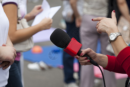 扩音器报纸女性报告嗓音居住通讯员相机记者演讲会议图片