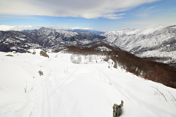 阿尔卑山云荒野背光风景季节地形山脉勘探视图冰川岩石图片