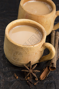 马萨拉沙伊牛奶小豆蔻粉红色树叶叶子泡茶玻璃杯礼仪香料茶杯图片