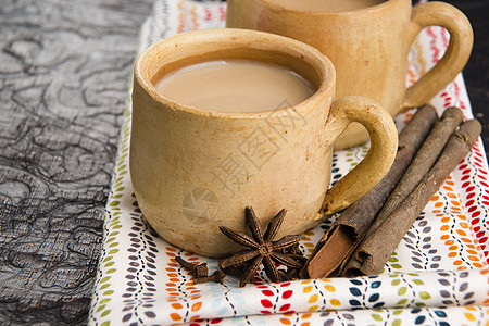 马萨拉沙伊香料时间小豆蔻茶杯泡茶肉桂树叶粉红色玻璃杯红茶图片