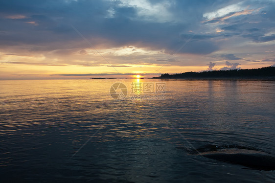 海上日落海洋太阳阳光日出橙子晴天海滩天空海浪蓝色图片