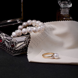 带珍珠的环奢华硬币戒指物体团体设备首饰金子盒子配饰图片