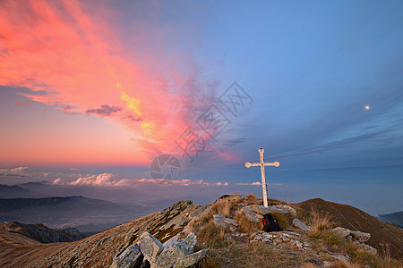 阿尔卑斯山日落环境极端风景蓝色金子地区薄雾日出山峰巨石图片