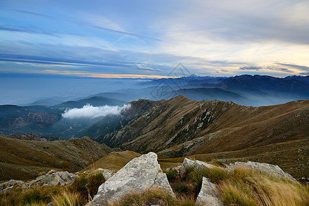 阿尔卑斯山日落天空蓝色日出薄雾孤独寂寞山脉荒野巨石冒险图片