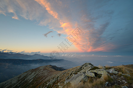 阿尔卑斯山日落极端岩石薄雾金子山峰地区山脉巨石草地蓝色图片