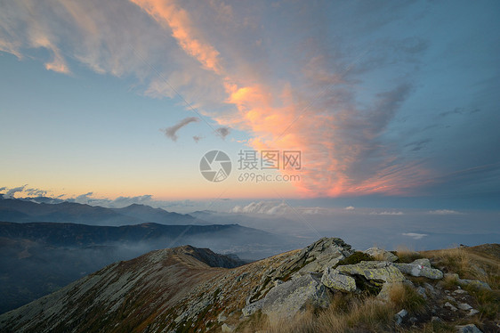 阿尔卑斯山日落极端岩石薄雾金子山峰地区山脉巨石草地蓝色图片