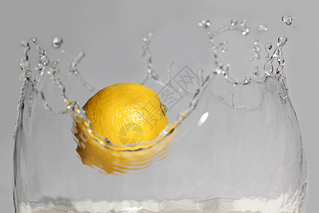 柠檬喷洒到水中图片