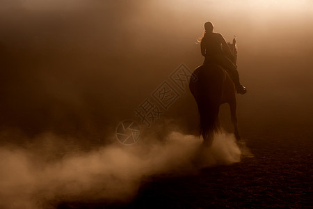 马在尘土中骑马图片