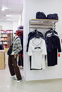 服装店裙子套装衣柜架子销售购物精品店铺展示零售图片