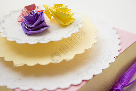 纸玫瑰白色蛋糕卡片数字粉色紫色婚礼艺术黄色礼物背景图片