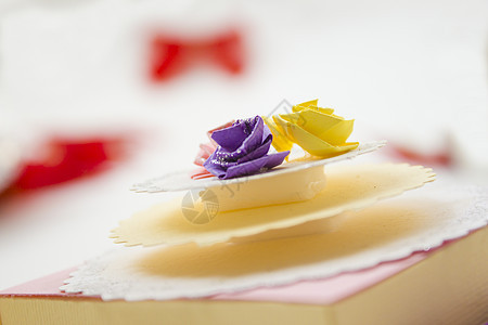 纸玫瑰情人浪漫家庭卡片黄色蛋糕白色折纸手工艺术背景图片