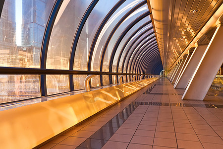 办公室桥梁蓝色窗户阳光玻璃商业建筑地面城市场景走廊图片