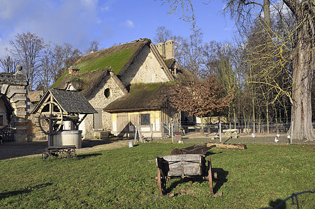 在凡尔赛城堡的公园旅游历史小屋旅行乡村建筑学农场随从女王村庄图片