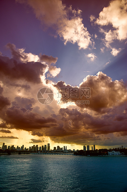 云在天空中城市摄影运输目的地海洋旅游摩天大楼日落图片