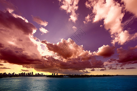 云在天空中日落运输城市旅游目的地水平摩天大楼海洋摄影图片
