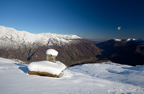 摇篮和雪雪勘探天空地形极端自由风景蓝色小屋岩石巨石图片