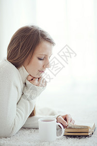 女童阅读书青少年闲暇毯子衣服时间空闲学生咖啡青年房间图片