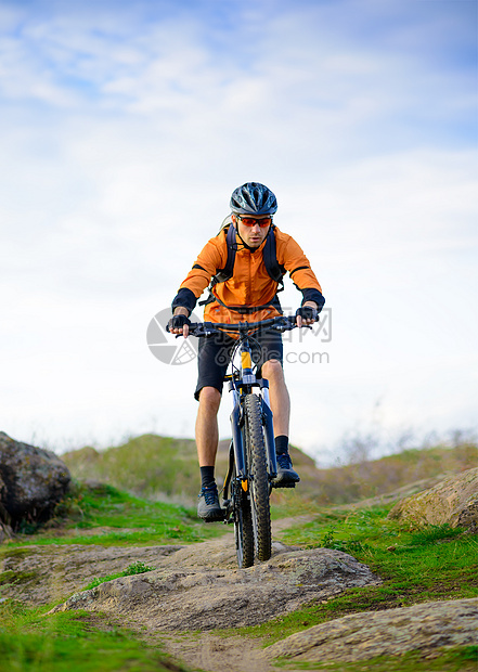 在美丽的山道上骑自行车的赛车女运动员骑士行动运动竞赛车轮蓝色乐趣速度娱乐天空图片