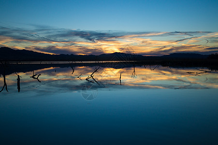 日落时平静湖图片