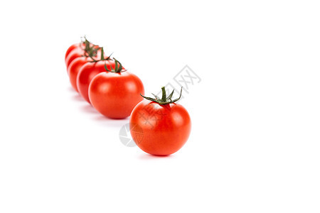 白色背景的红西红番茄排成一行食物厨房红色水样沙拉酱蔬菜图片